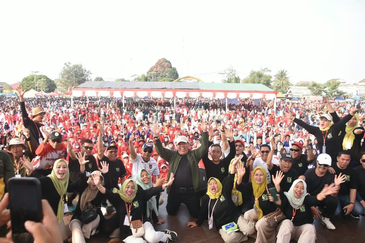 Wakil Bupati Lampung Timur Hi. Azwar Hadi bersama panitia dan peserta Gebyar HUT Ke-81 RI di Lapangan Merdeka, Way Jepara, Senin (10/8). Foto: Panitia HUT RI