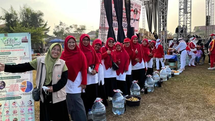 Barisan galon berisi bahan eco enzyme berjajar di tepi lapangan, disiapkan untuk lokakarya bersama warga. Foto: Panitia HUT RI