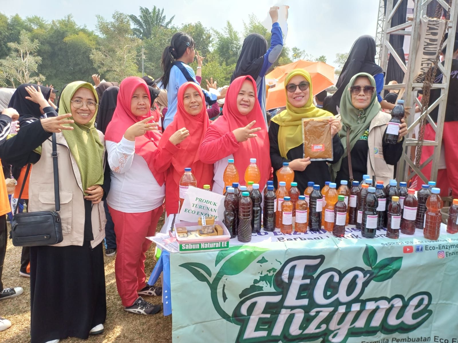 Produk turunan eco enzyme yang ditampilkan di stan, termasuk sabun natural berbahan eco enzyme. Foto: Panitia HUT RI